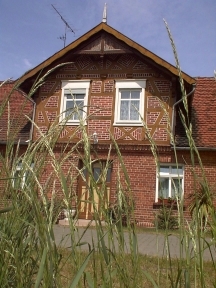 Dorfstraße 51. Vor dem Haus lädt die Gartenbank zum Plausch mit dem Hausherrn.